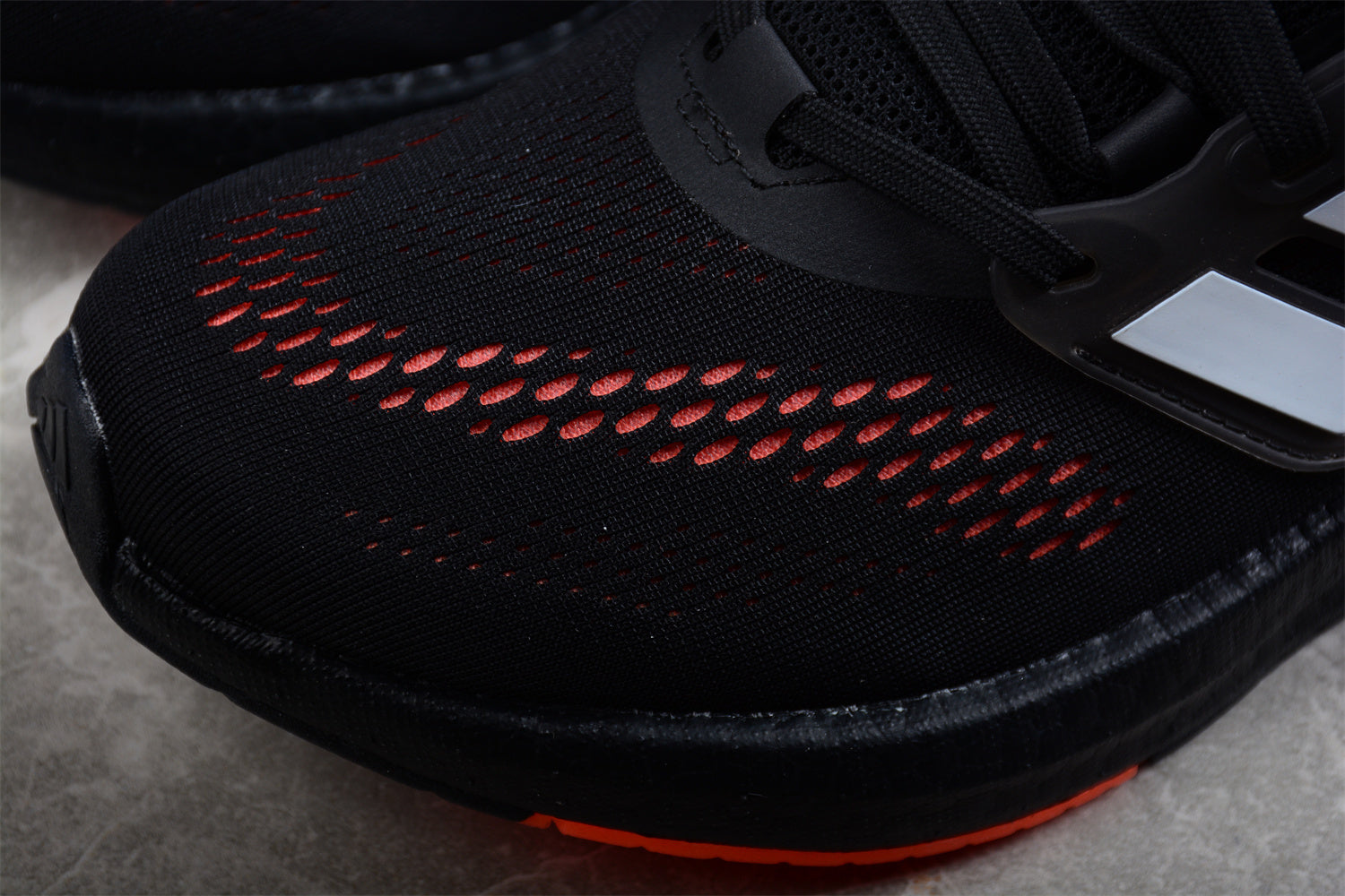 Ultra PureBoost UB22 (Preto e Laranja)